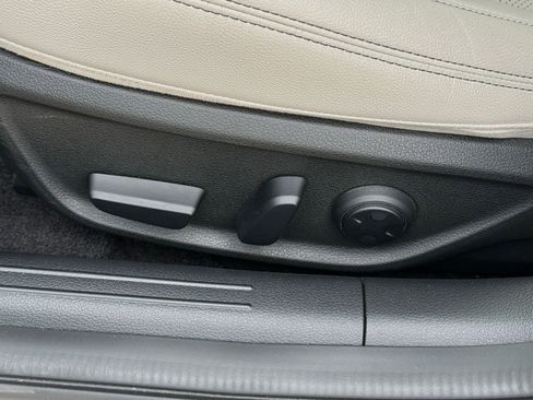 Used 2025 Genesis G70 2.5T image 24