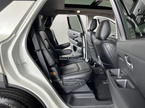 Used 2022 Nissan Pathfinder SV w/ SV Premium Package FWD image 49