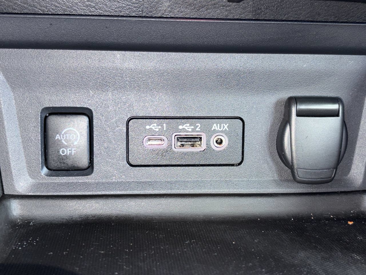 Certified 2025 Nissan Sentra SR FWD image 14