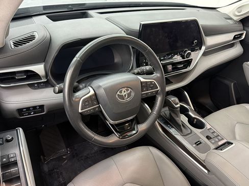 Used 2023 Toyota Highlander Platinum FWD image 4