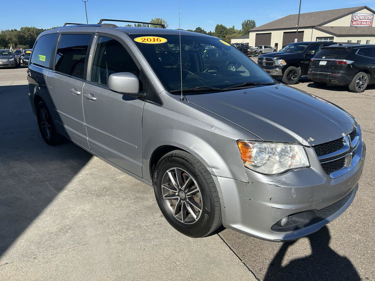 Used 2016 Dodge Grand Caravan SXT FWD image 3