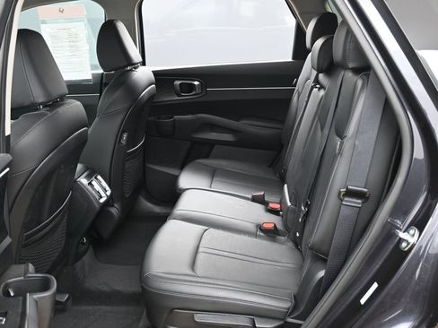 Used 2025 Kia Sorento S image 33