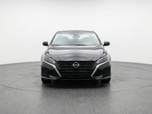 Used 2025 Nissan Altima 2.5 SV FWD image 2