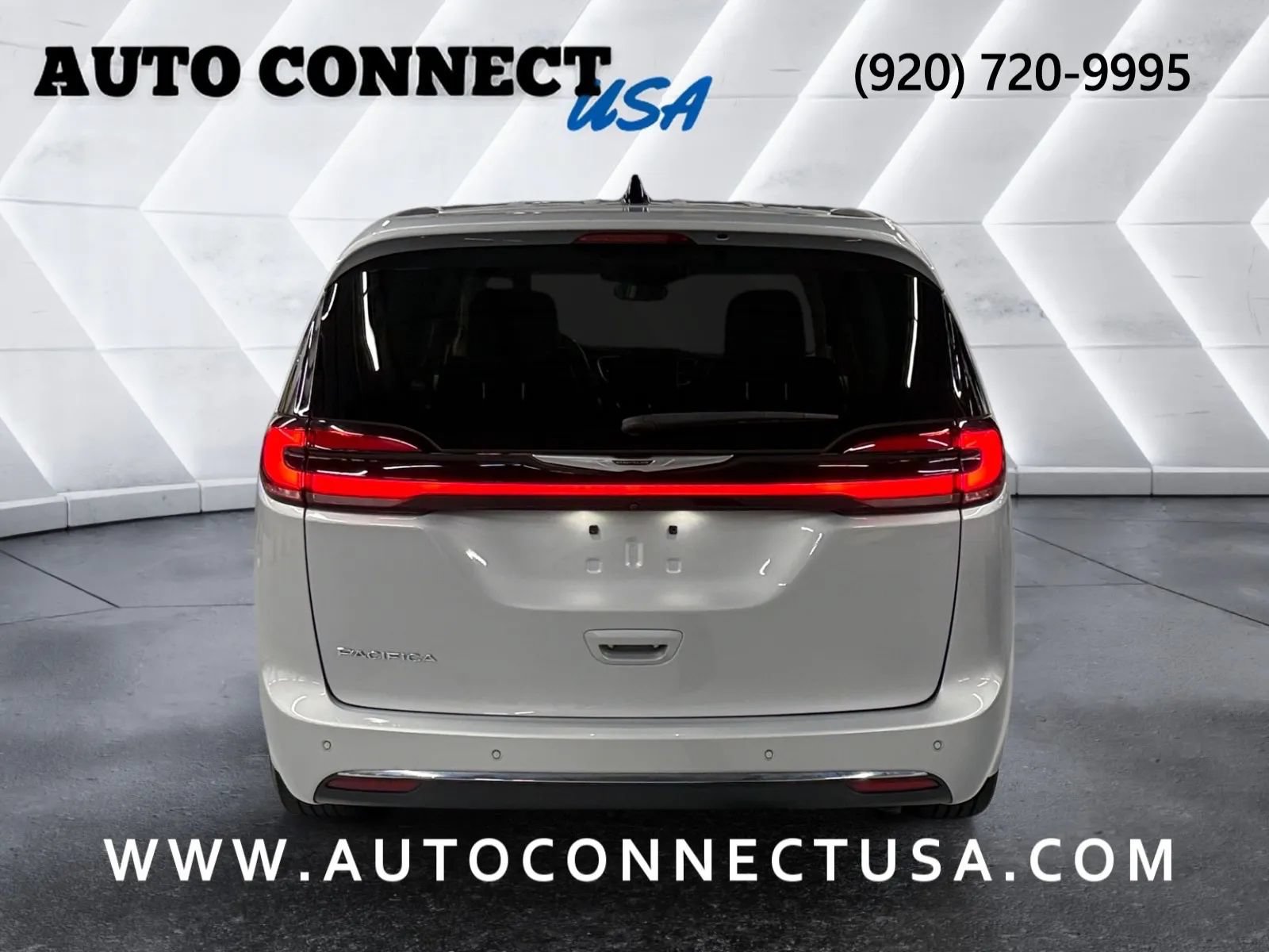 Used 2023 Chrysler Pacifica Touring-L FWD image 5