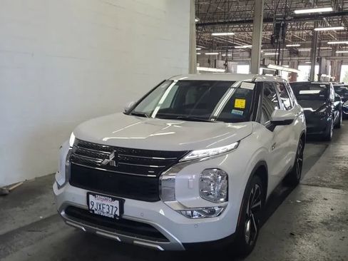 Used 2024 Mitsubishi Outlander 4WD Plug-In Hybrid image 1