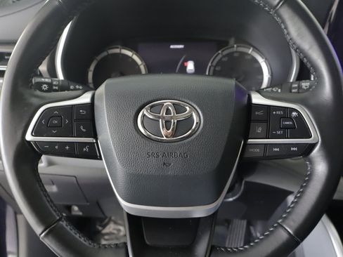 Used 2023 Toyota Highlander XLE AWD/4WD image 17