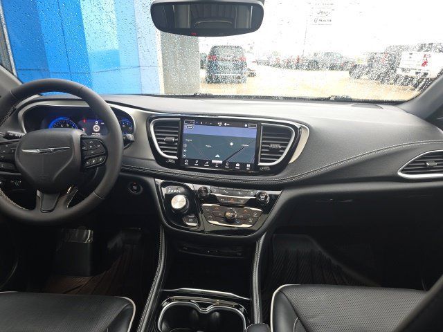 Used 2024 Chrysler Pacifica Limited w/ Uconnect Theater Family Group AWD/4WD image 6