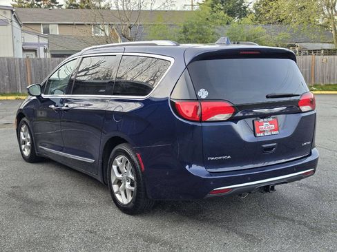 Used 2017 Chrysler Pacifica Limited w/ UConnect Theater Package FWD image 7