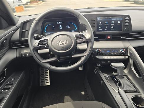 Used 2025 Hyundai Elantra Sport image 11