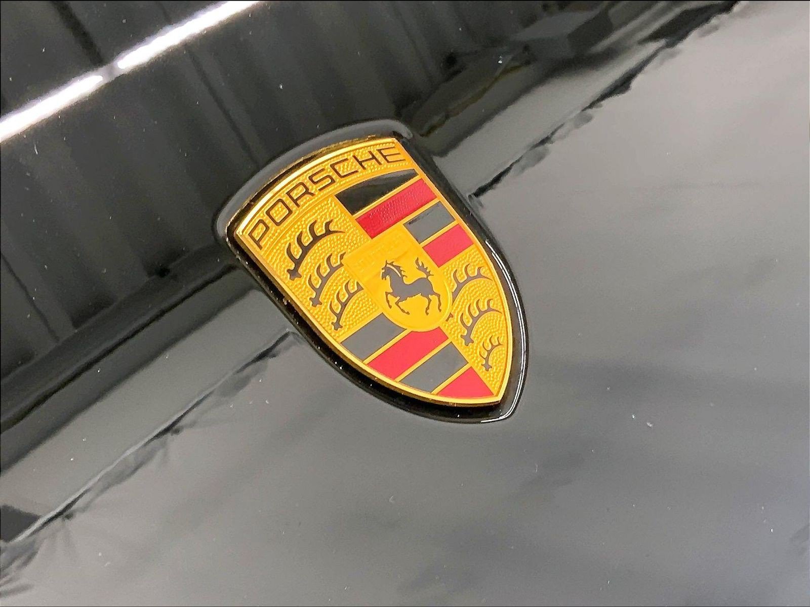 Certified 2023 Porsche Macan AWD/4WD image 32