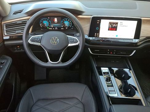 Certified 2025 Volkswagen Atlas SE w/ Panoramic Sunroof Package AWD/4WD image 12