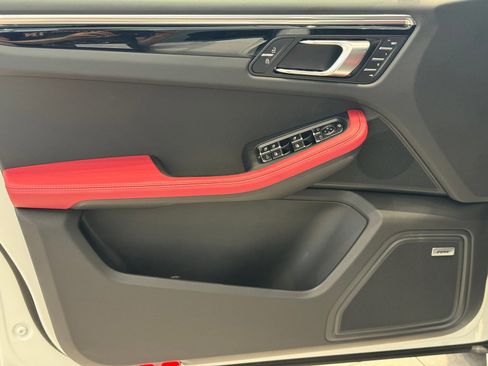 Certified 2025 Porsche Macan image 13