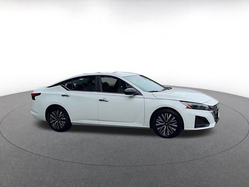 Used 2025 Nissan Altima 2.5 SV FWD image 2