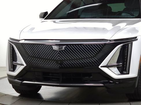 Certified 2024 Cadillac Lyriq Luxury w/ LPO, Floor Liner Package AWD/4WD image 15