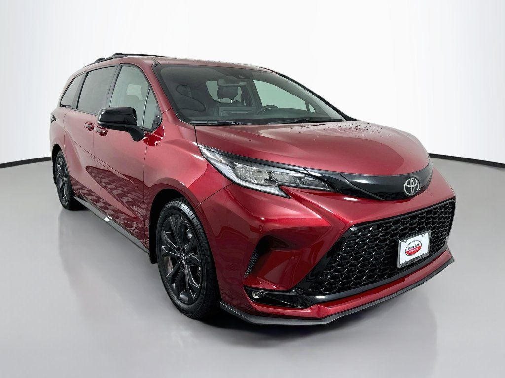 Used 2026 Toyota Sienna XSE FWD image 3