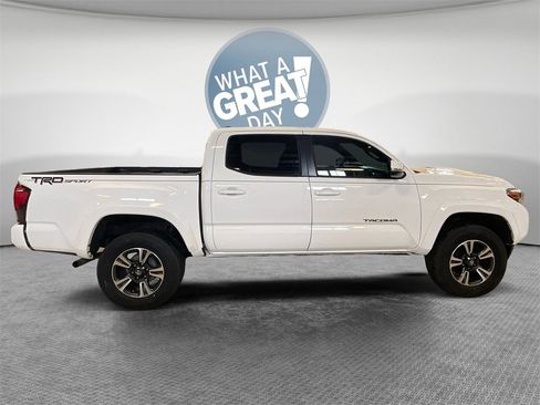 Used 2018 Toyota Tacoma TRD Sport image 2