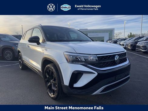Used 2023 Volkswagen Taos SE w/ Panoramic Sunroof Package AWD/4WD image 1