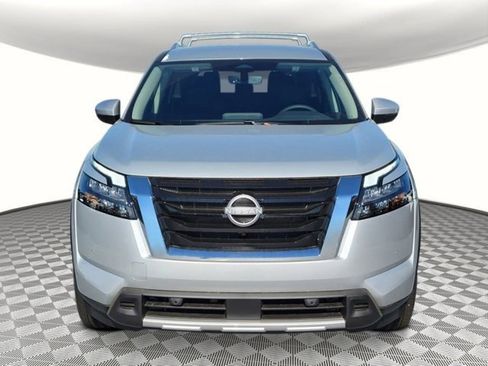 New 2025 Nissan Pathfinder SL image 8