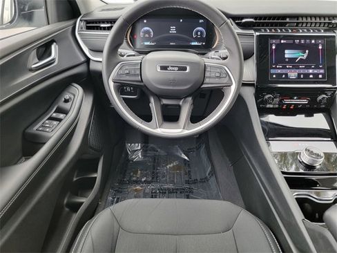 Certified 2023 Jeep Grand Cherokee Laredo X image 31