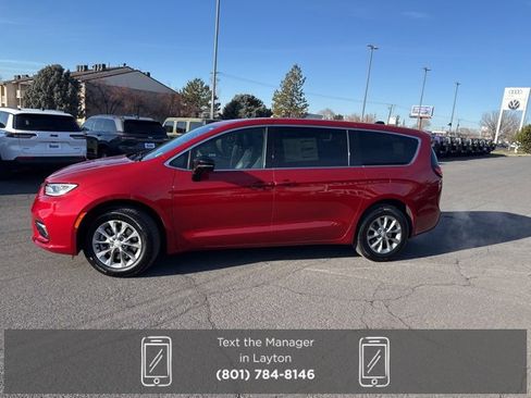New 2026 Chrysler Pacifica Select image 3