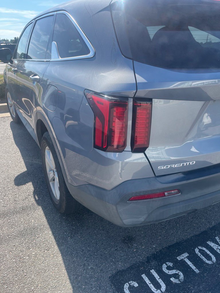 Certified 2023 Kia Sorento LX AWD/4WD image 3