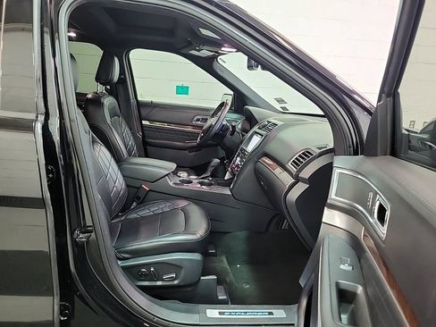 Used 2018 Ford Explorer Platinum AWD/4WD image 2