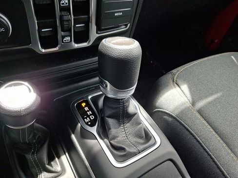 Used 2025 Jeep Gladiator Sport AWD/4WD image 14