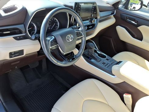 Used 2021 Toyota Highlander XLE AWD/4WD image 6