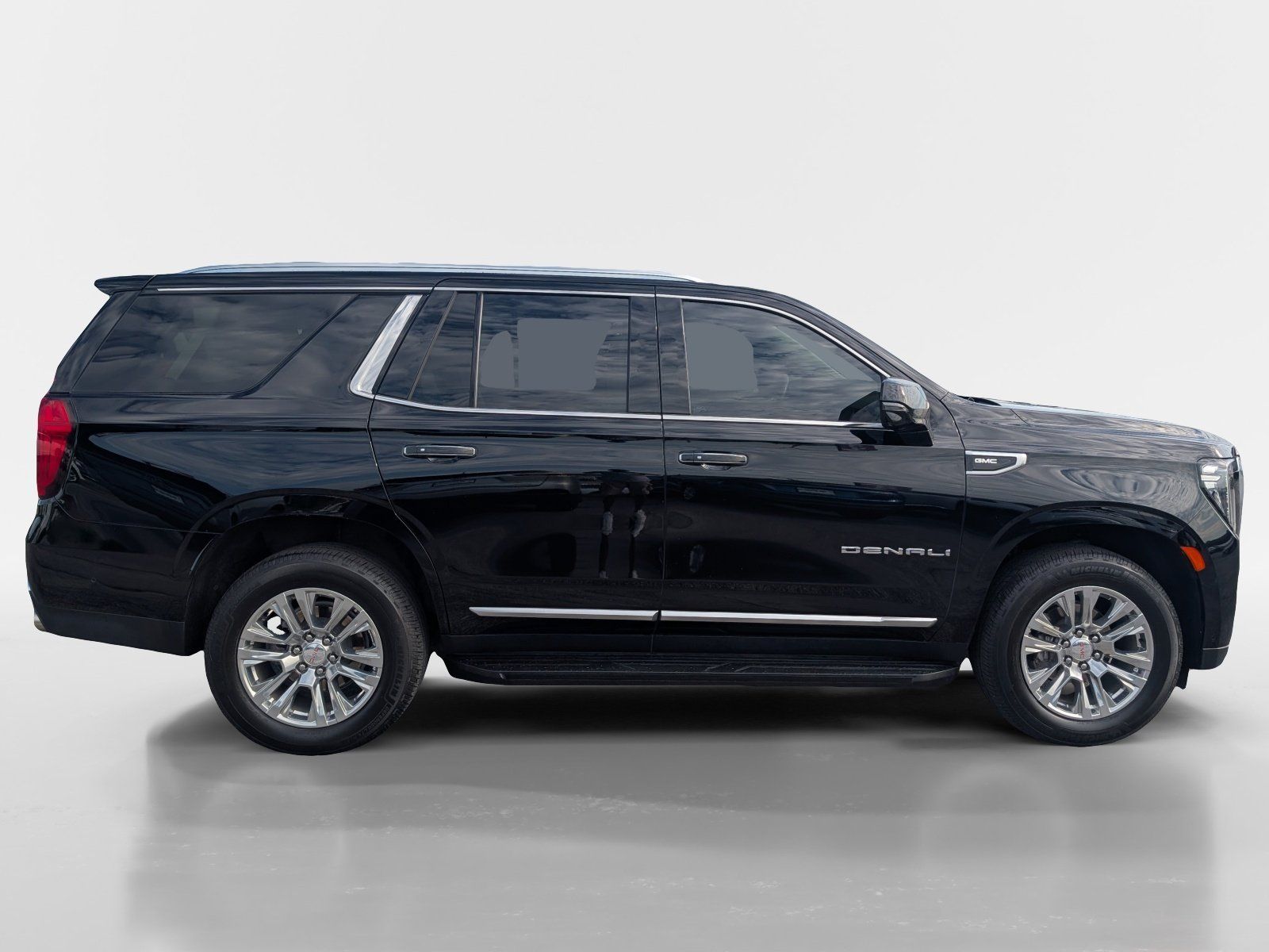 Used 2024 GMC Yukon Denali w/ Advanced Technology Package AWD/4WD image 3