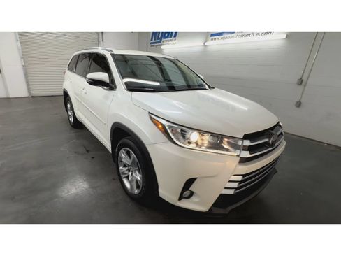 Used 2017 Toyota Highlander Limited FWD image 2