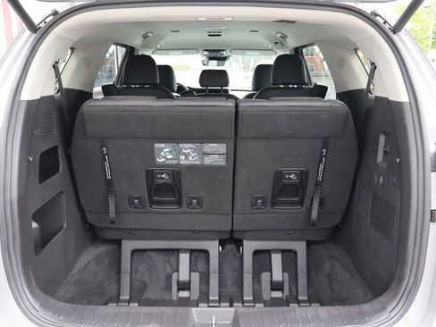 Used 2023 Kia Carnival EX FWD image 4