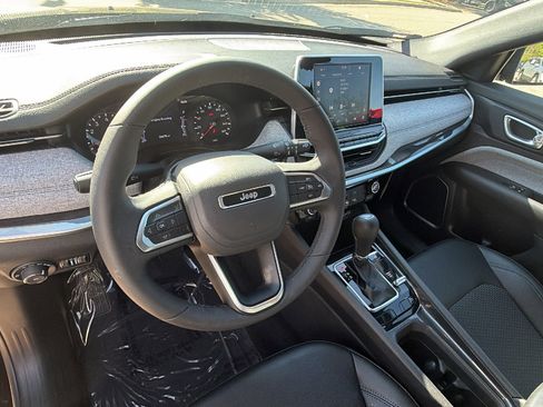 Used 2025 Jeep Compass Latitude image 24