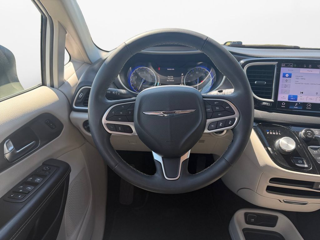 Used 2023 Chrysler Pacifica Touring-L FWD image 14