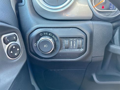 Used 2018 Jeep Wrangler Unlimited Sahara image 17