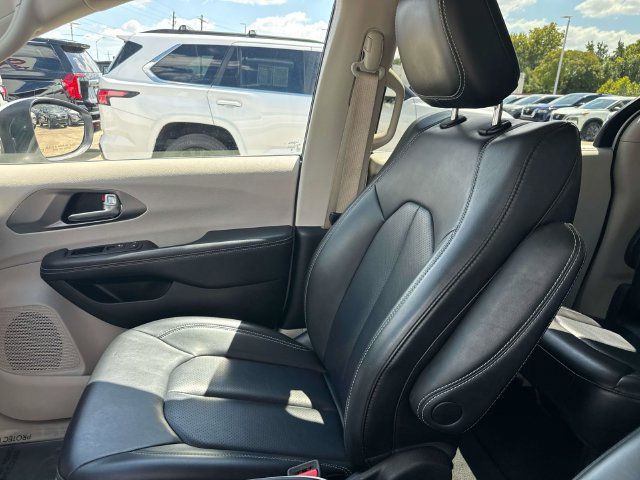 Used 2023 Chrysler Pacifica Touring-L FWD image 22