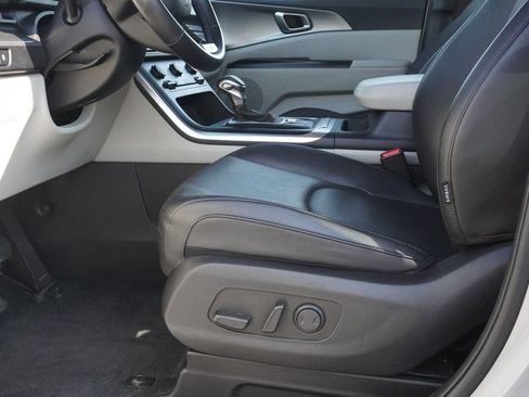 Used 2023 Kia Carnival LX FWD image 25