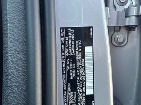 Certified 2025 Volvo XC40 B5 Plus AWD/4WD image 28