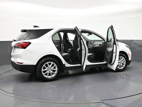 Used 2024 Chevrolet Equinox LS w/ LS Convenience Package FWD image 32
