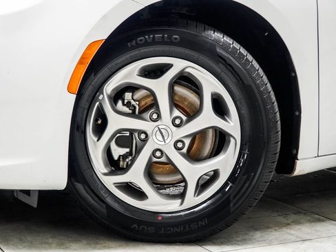 Used 2023 Chrysler Pacifica Limited FWD image 3