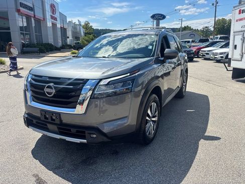 Used 2022 Nissan Pathfinder SL AWD/4WD image 3