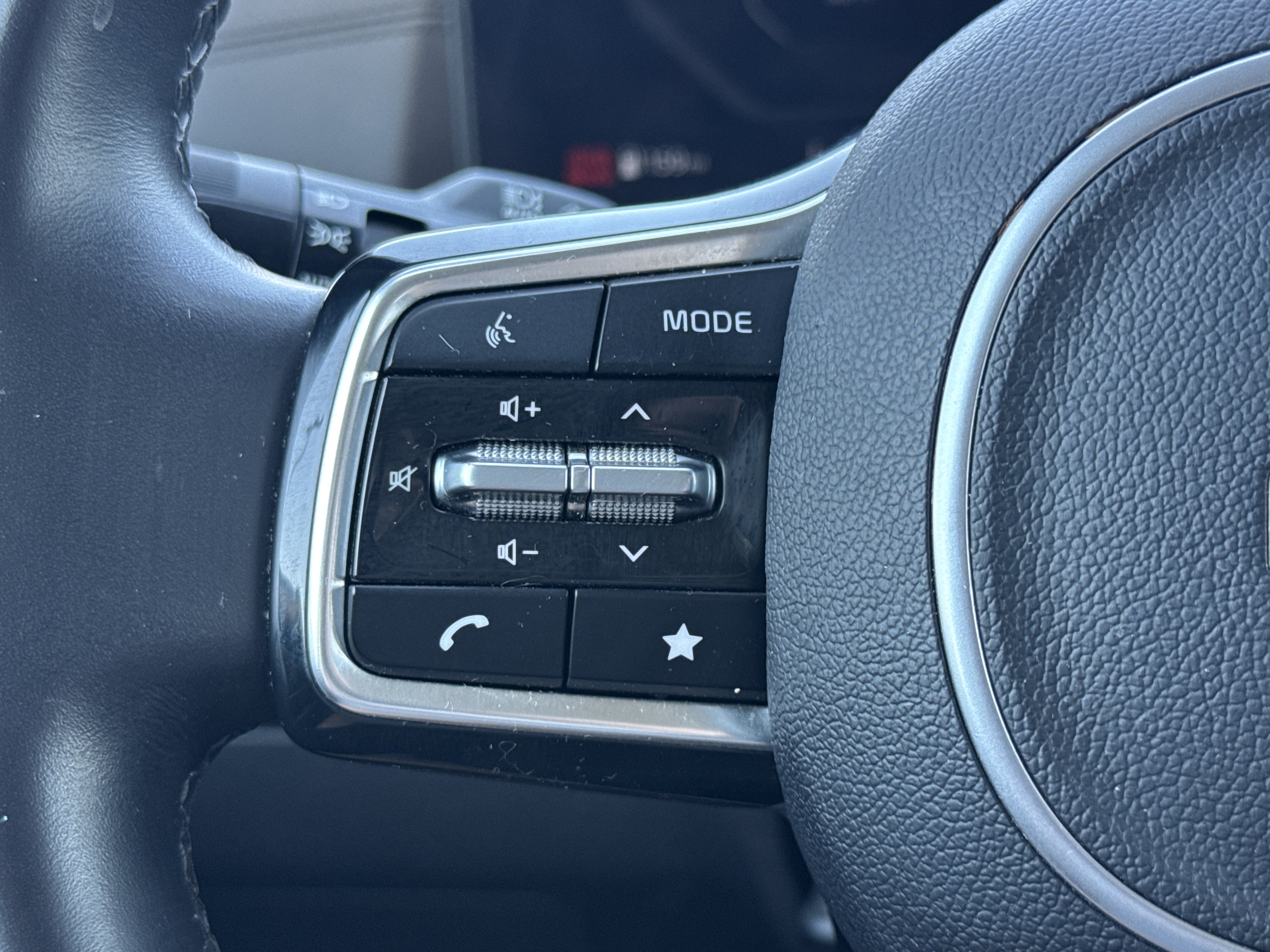 Used 2025 Kia Carnival SX FWD image 17