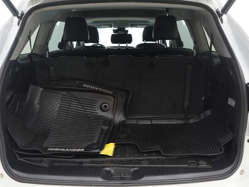 Used 2019 Toyota Highlander XLE image 11