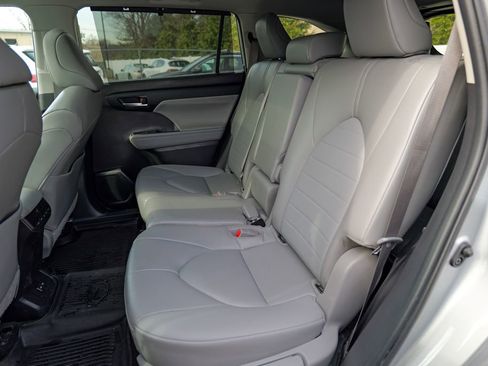 Used 2023 Toyota Highlander XLE image 28