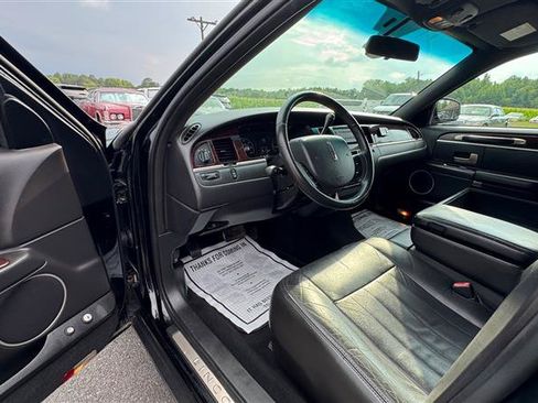 Used 2008 Lincoln Town Car Executive RWD image 40