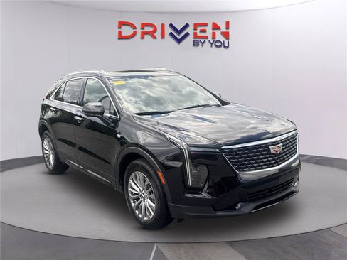 Used 2025 Cadillac XT4 Premium Luxury w/ Technology Package FWD image 2