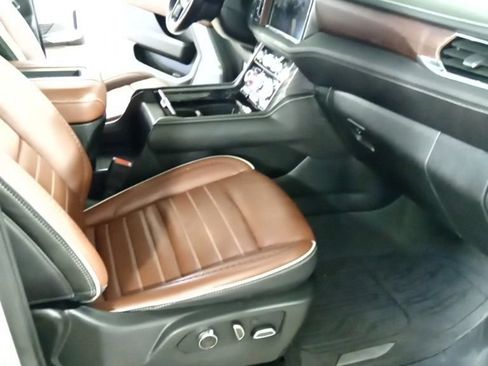 Used 2024 GMC Yukon Denali Ultimate AWD/4WD image 11