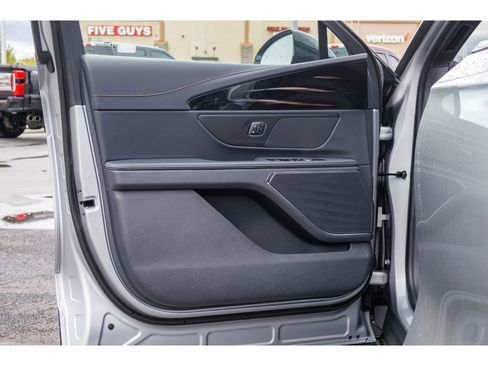 Used 2025 Lincoln Nautilus Premier w/ Jet Appearance Package AWD/4WD image 18