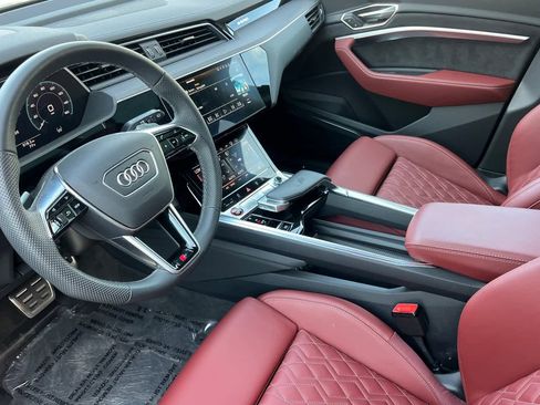 Used 2024 Audi Q8 e-tron Prestige w/ Prestige Package image 12