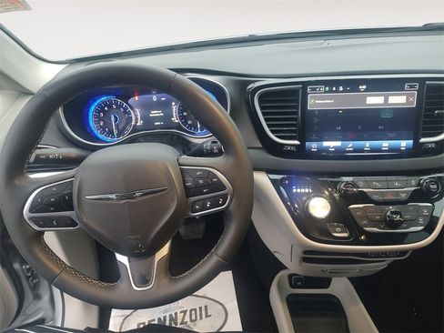 Used 2024 Chrysler Pacifica Touring-L image 10