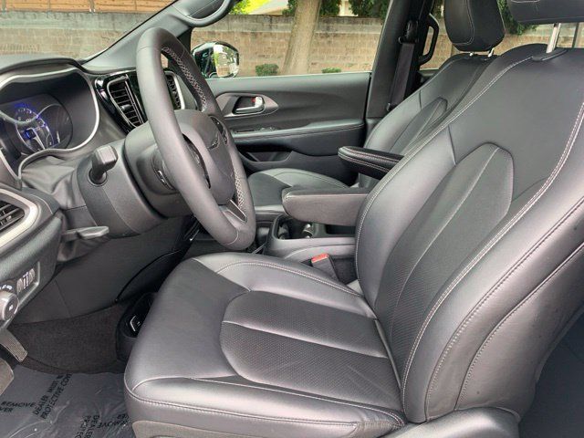 Used 2025 Chrysler Pacifica Select FWD image 12